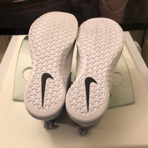 GREY & WHITE NIKE METCON FLYKNIT 3 - Picture 8 of 10